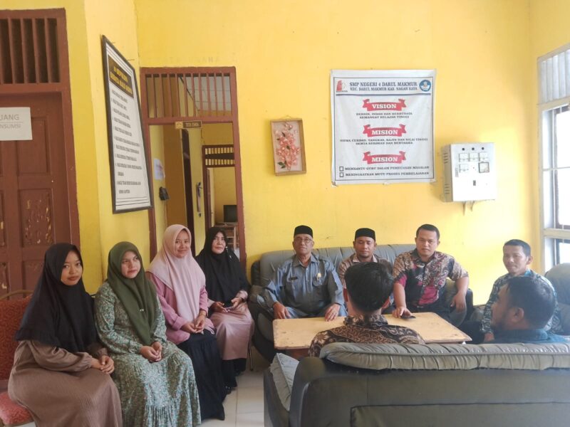 Ket foto : Anggota DPRK Nagan Raya H. Ramlan, IB (tengah) saat meninjau secara langsumg sarana dan Prasarana SMPN IV Darul Makmur, foto dok : Desta