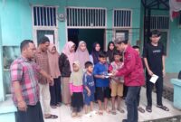 Ket foto : Desta Sekretaris DPD A-PPI Nagan Raya, saat menyalurkan santunan Anak Yatim di Gampong Alue Jampak, Minggu sore (23/03/2025).