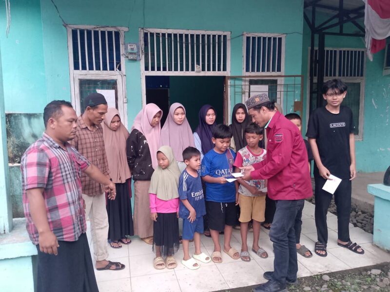 Ket foto : Desta Sekretaris DPD A-PPI Nagan Raya, saat menyalurkan santunan Anak Yatim di Gampong Alue Jampak, Minggu sore (23/03/2025).