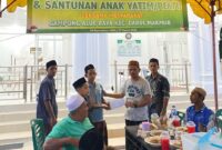 Muzakir Keuchik/Kepala Desa Alue Raya saat menyerahkan santunan kepada anak yatim dan buka puasa bersama. Kamis Sore 27/03/2025. Dok Liputan1.net
