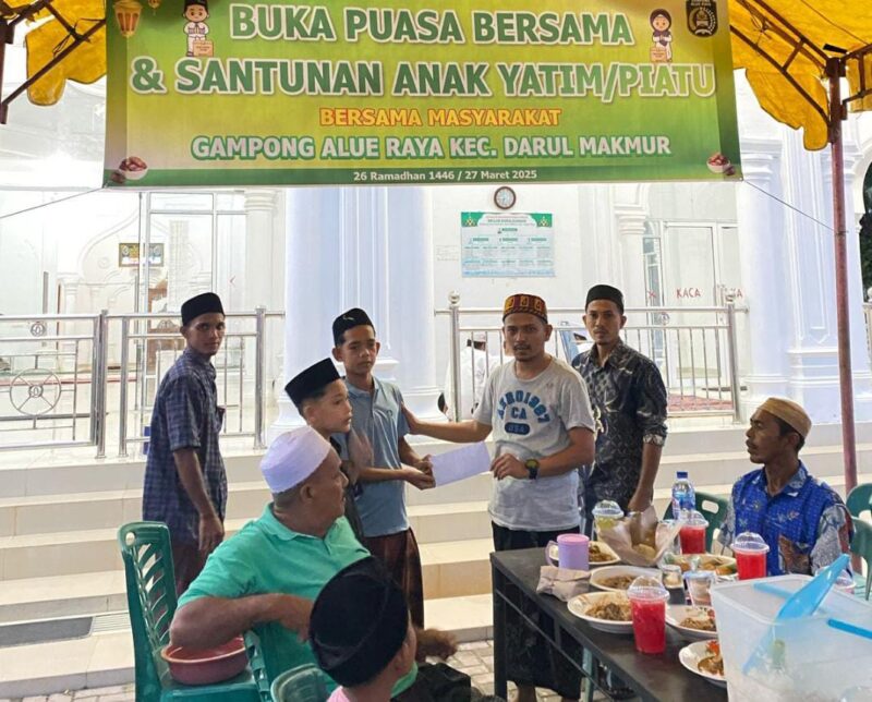 Muzakir Keuchik/Kepala Desa Alue Raya saat menyerahkan santunan kepada anak yatim dan buka puasa bersama. Kamis Sore 27/03/2025. Dok Liputan1.net
