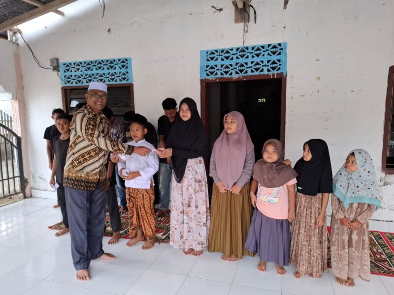 H. Ramlan IB Anggota Dewan Perwakilan Rakyat Kabupaten Nagan Raya saat menyerahkan santunan kepada puluhan anak yatim, Sabtu Sore 29/03/2025.