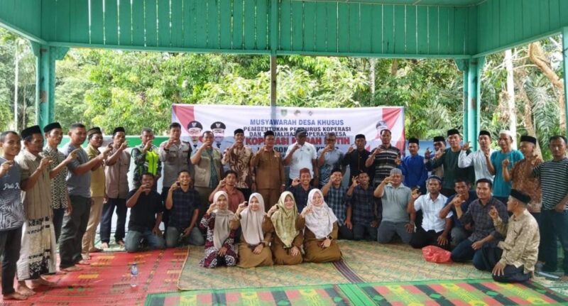 Ket foto : Foto besrsama pengurus Koperasi Desa Syariah Merah Putih Pulo Kedep Maju bersama, Senin (19/05/2025).