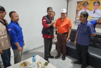 Ket foto : Bupati Nagan Raya Dr TR Keumangan, S.H., M.H (nomor 2 kanan) Ditemani Sekretaris Daerah Ir. Ardimartha (nomor 1 kanan) saat melakukan salam komando bersama Ketua DPD A-PPI Nagan Raya, foto direkam awak media ini, Sabtu (02/08/2025).