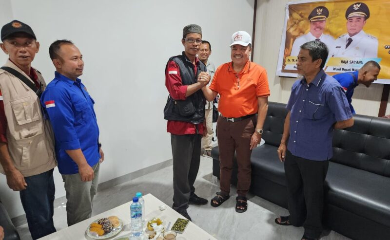 Ket foto : Bupati Nagan Raya Dr TR Keumangan, S.H., M.H (nomor 2 kanan) Ditemani Sekretaris Daerah Ir. Ardimartha (nomor 1 kanan) saat melakukan salam komando bersama Ketua DPD A-PPI Nagan Raya, foto direkam awak media ini, Sabtu (02/08/2025).