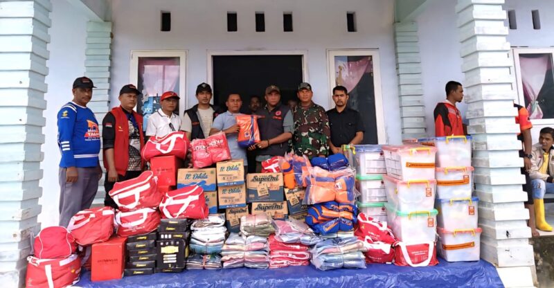 Wakil Bubati (Wabup) Nagan Raya Raja Sayang saat menyalurkan bantuan masa panik yang diterima langsung Keuchik Kuala Seumanyam M. Nasir, Sabtu (09/08/2025.).