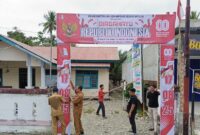 Ket foto : Warga bersama Aparatur Gampong Sukamulia bergotong royong melakukan pemasangan umbul-umbul dan baleho dalam rangka menyambut HUT RI ke-80, Senin (11/08/2025).