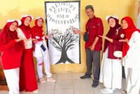 Ket foto : Rahmawati, S.Pd.,Kepsek PAUD Hidayatullah bersama Ketua DPD APPI Nagan Raya edukasikan filosofi cinta PAUD saat perayaan GUT ke-80 RI di Aula Kantor Camat Tadu Raya, Minggu (17/08/2025).