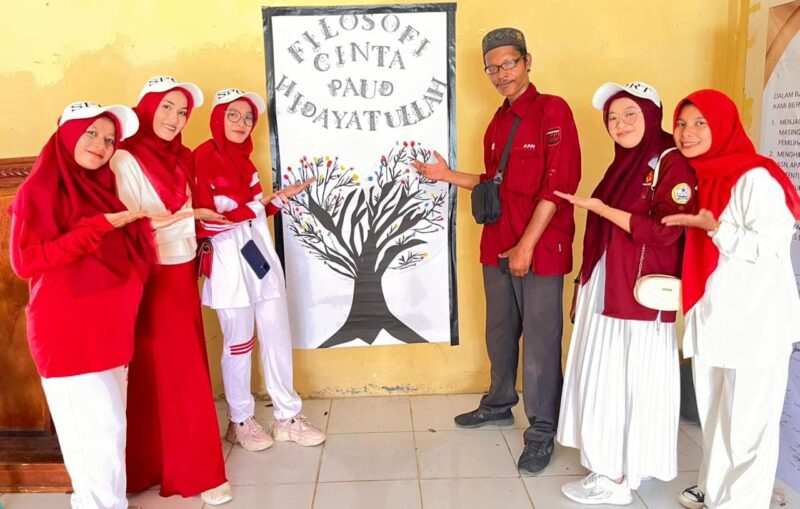 Ket foto : Rahmawati, S.Pd.,Kepsek PAUD Hidayatullah bersama Ketua DPD APPI Nagan Raya edukasikan filosofi cinta PAUD saat perayaan GUT ke-80 RI di Aula Kantor Camat Tadu Raya, Minggu (17/08/2025).