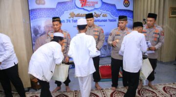 Wujud Peduli Sesama, Humas Polri Berikan Tali Asih Kepada 100 Anak Yatim pada Khatanan HUT Ke-74