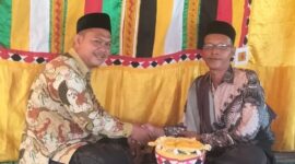 Ket foto : Pj Keuchik Kampong Pulo Kedep Agustari  Husni, S.Pd.I., M.Pd saat menghadiri resepsi pernikahan Anak dari seorang Jurnalis, Kamis (30/10/2025)