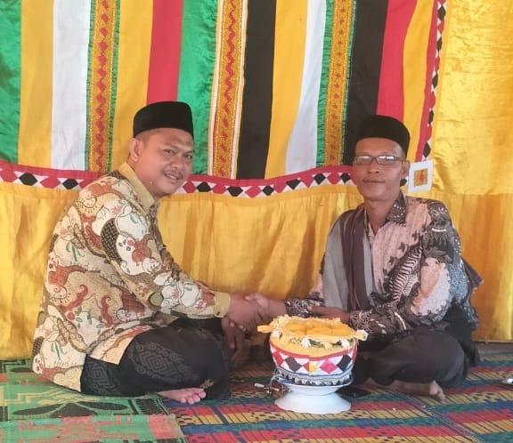 Ket foto : Pj Keuchik Kampong Pulo Kedep Agustari  Husni, S.Pd.I., M.Pd saat menghadiri resepsi pernikahan Anak dari seorang Jurnalis, Kamis (30/10/2025)