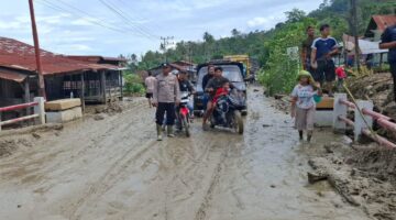 Sigap di Tengah Bencana, Personel Polsek Lawe Sigala-gala Bantu Warga Melintas di Lokasi Banjir Bandang